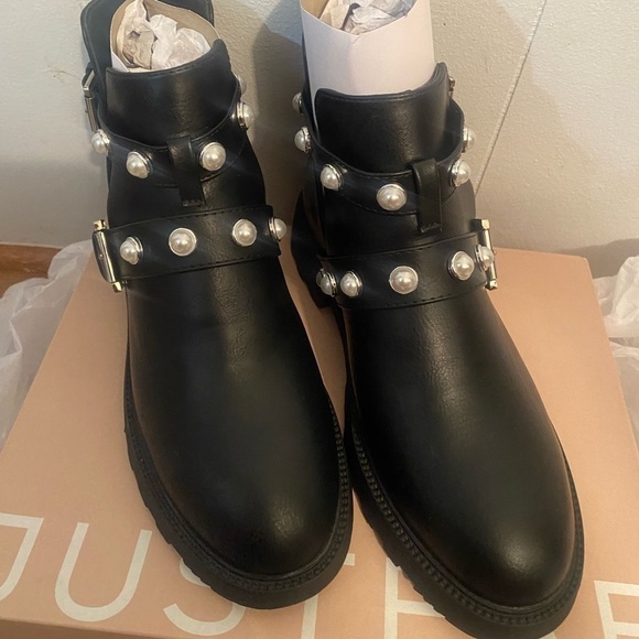 NWT Clarice Cut-Out Lug sole boot 7.5 - Picture 3 of 13